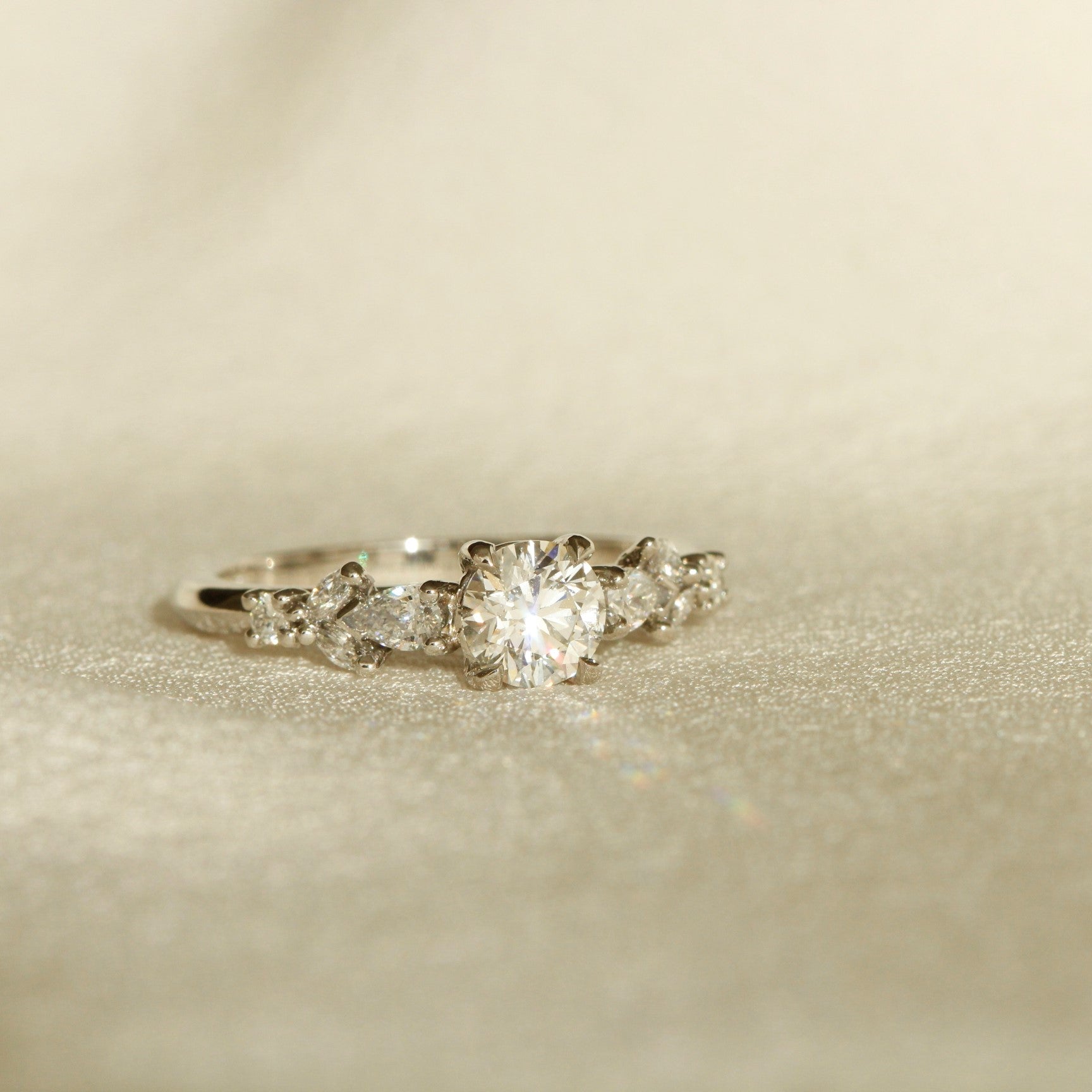 Nesso Engagement Rind Design in 18k White Gold with Diamonds